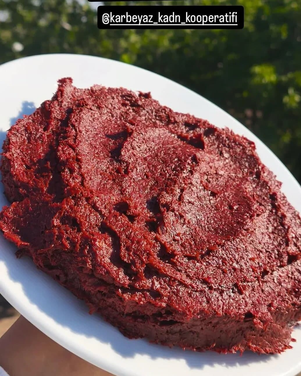 Beyaz tabakta servis edilen acı biber salçası